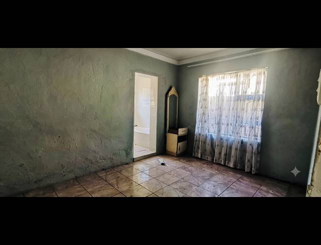 4 BEDROOM HOUSE FOR SALE IN SEBOKENG ZONE 11